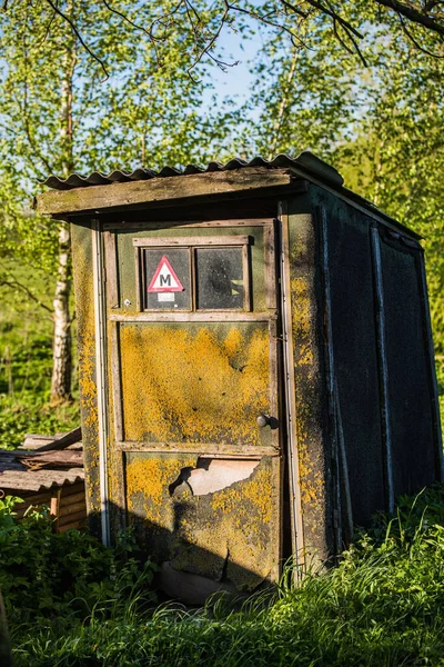 Little wooden wc house in a countryside, wc toilet old booth outside — Stock Image Little Wooden House Countryside Toilet Old Booth Stock Photo