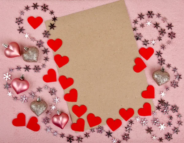 Рожеві серця й аркуш паперу, Валентинів день. — стокове фото