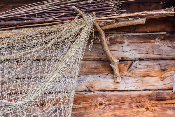 나무 벽에 붙어 있는 오래 된 어망 — 스톡 사진