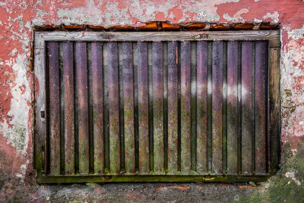 Старое решетчатое окно подвала в таунхаусе — стоковое фото