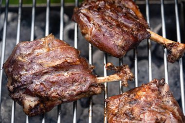 Izgara domuz kanadı. Sezar salatalı domuz budu dilimlenmiş domuz budu.