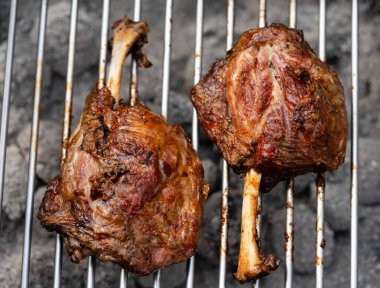 Izgara domuz kanadı. Sezar salatalı domuz budu dilimlenmiş domuz budu.