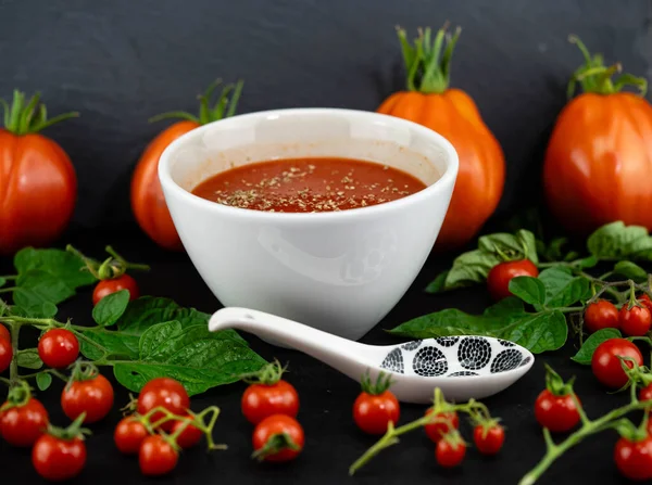 Salata veya çorba için domates, Solanum Lycopersicum.