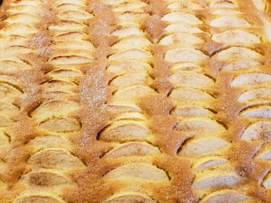 Siyah beyaz çikolata kaplı taze elmalı turta.