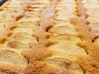 Siyah beyaz çikolata kaplı taze elmalı turta.