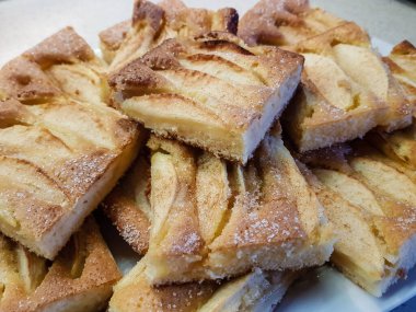 Siyah beyaz çikolata kaplı taze elmalı turta.