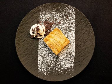 Siyah beyaz çikolata kaplı taze elmalı turta.