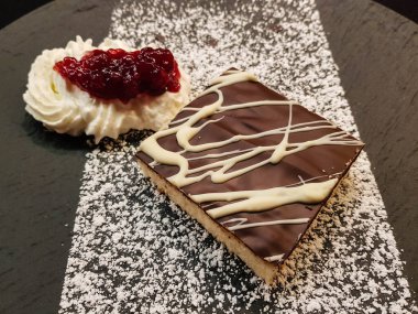 Siyah beyaz çikolata kaplı taze elmalı turta.