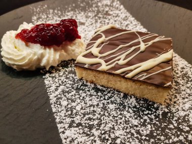 Siyah beyaz çikolata kaplı taze elmalı turta.