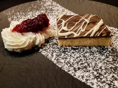 Siyah beyaz çikolata kaplı taze elmalı turta.