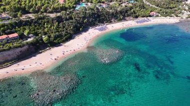 Cala Gonone, Sardinya, İtalya turkuvaz deniz ve kayalık uçurumların hava aracı görüntüleri