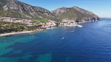 Cala Gonone, Sardinya, İtalya turkuvaz deniz ve kayalık uçurumların hava aracı görüntüleri