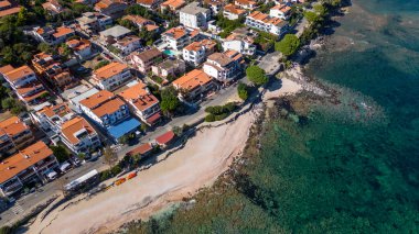 Cala Gonone, Sardinya, İtalya turkuvaz deniz, kayalık sahil ve Akdeniz doğası, hava manzarası