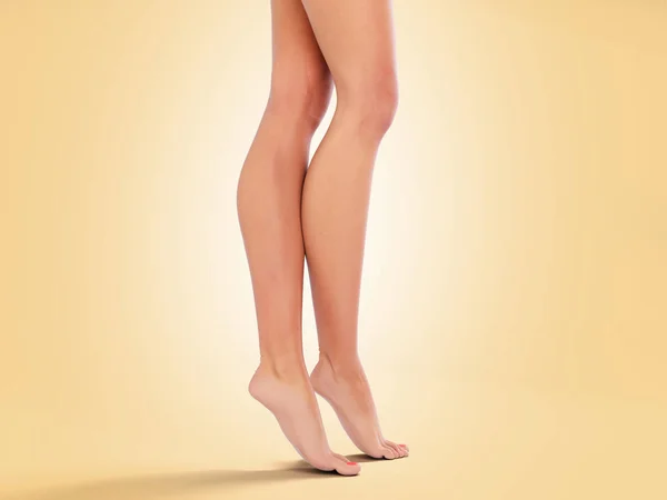 Uzun beautifyl kadın bacaklar 3d renk degrade üzerinde render — Stok fotoğraf