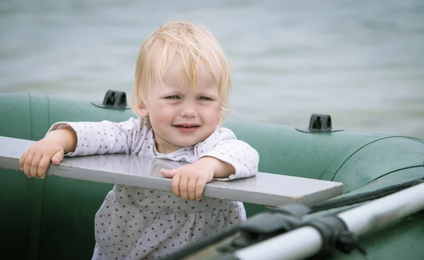 Retrato de un bebé sentado en el viejo bote de la fila —  Fotos de Stock