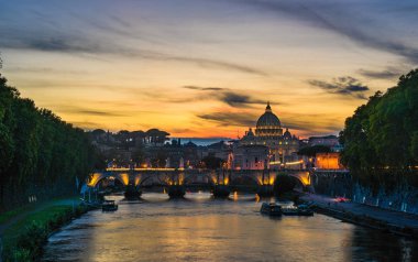 Roma, İtalya, Ekim ayında St. Peters katedral gece görünümü