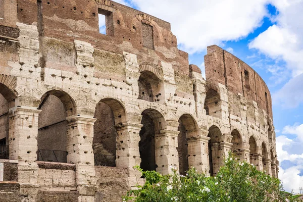 Irre wolken und kolosseum altes gebäude in rom city, italien — Stockfoto