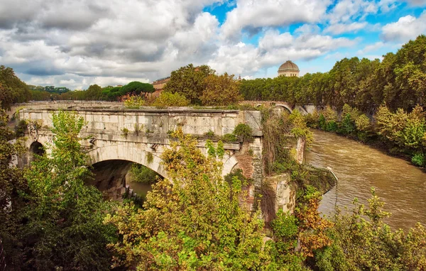 로마 도시-로마에서 옛 다리 — 스톡 사진