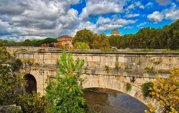 Paisaje de la ciudad de Roma - Un viejo puente en Roma — Foto de Stock