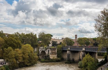 Roma cityscape - Roma'da eski bir köprü