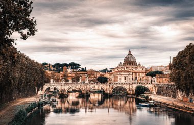 Roma, İtalya Tiber ve St. Peters katedral görüntülemek