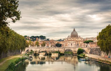 Roma, İtalya Tiber ve St. Peters katedral görüntülemek