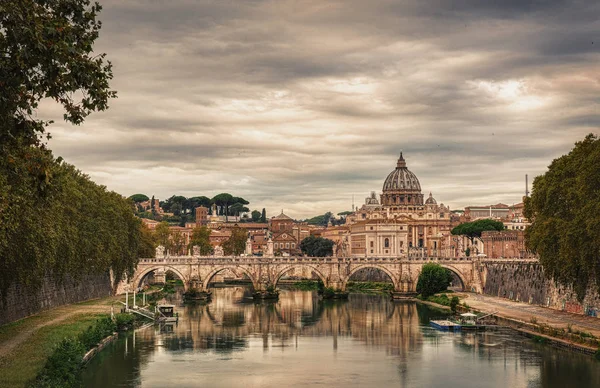 Roma, İtalya Tiber ve St. Peters katedral görüntülemek