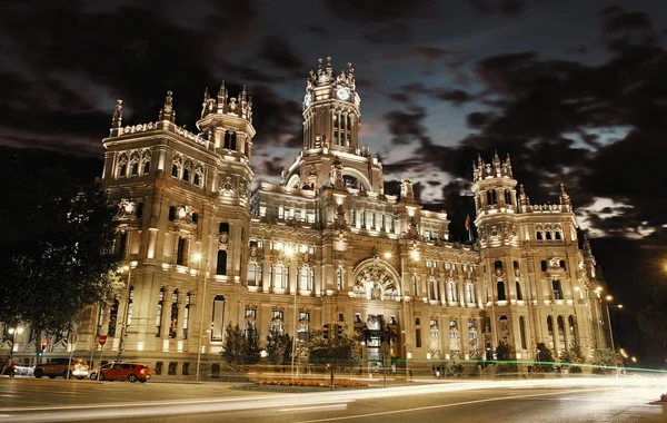 Palacio Cybele en la Plaza de Cibeles con senderos ligeros de la noche de tráfico, Madrid, España —  Fotos de Stock