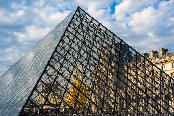 Palais du Louvre en París, Francia - Viajar por Europa — Foto de Stock