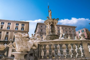 Belediye Meydanı ile ünlü Neptune çeşmesinin Doğum Via Municipio Napoli, İtalya.