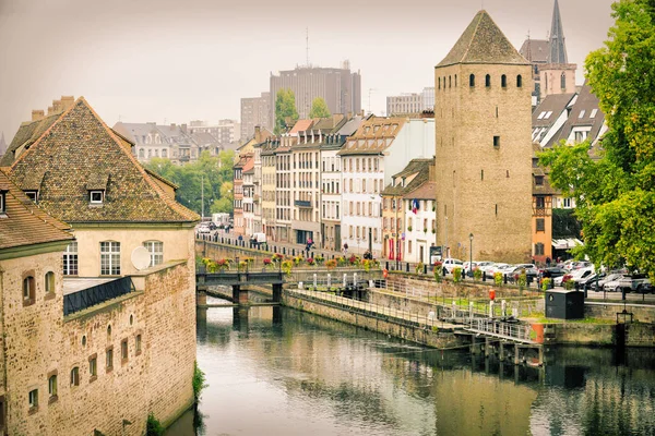 Štrasburk, Alsasko, Francie. Tradiční poloroubené domy Petite France. — Stock fotografie