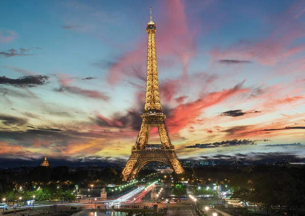 पॅरिस फ्रान्स मध्ये सूर्योदय येथे आयफेल टॉवर — स्टॉक फोटो, इमेज