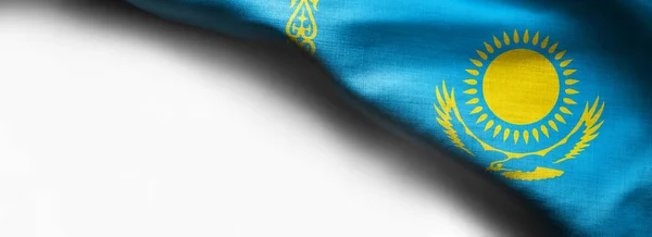 Розмахуючи прапором білий фон - правому верхньому куті прапор Казахстану — стокове фото