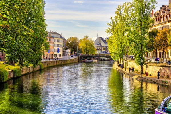 Paseo por Estrasburgo, una ciudad con canal, en Francia — Foto de Stock
