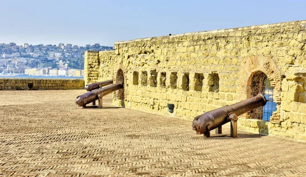 Kanóny na Castel dellovo vajíčko, středověká pevnost v zálivu Neapol, Itálie. — Stock fotografie