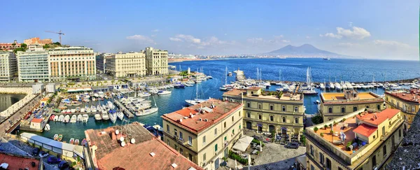 Napoli Nápoles y el monte Vesubio en el fondo en un día de otoño, Italia, Campania, Europa — Foto de Stock