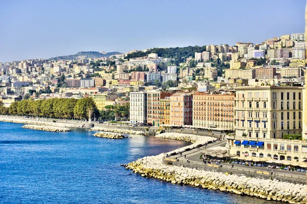 Napoli Nápoles y el monte Vesubio en el fondo en un día de otoño, Italia, Campania, Europa — Foto de Stock