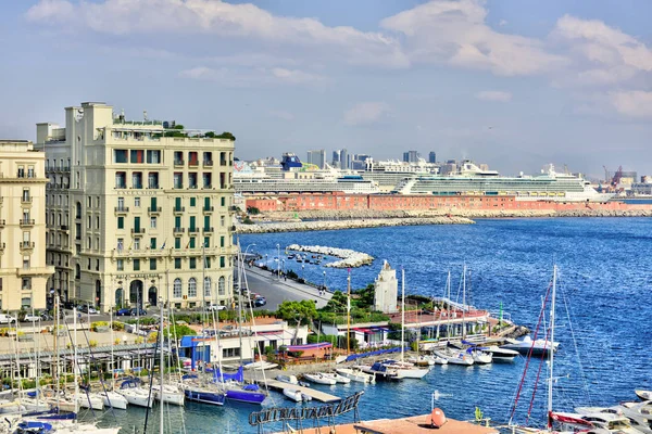 Napoli Nápoles y el monte Vesubio en el fondo en un día de otoño, Italia, Campania, Europa — Foto de Stock