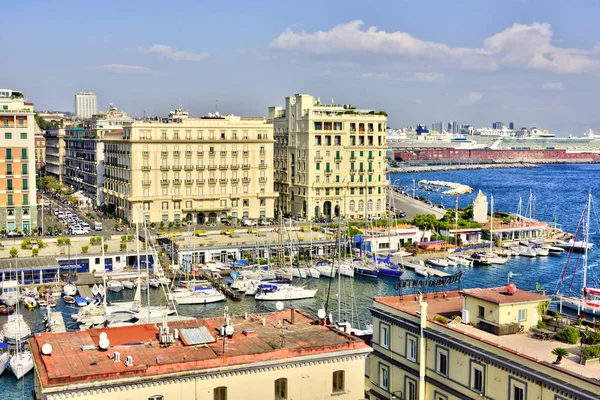 Napoli Nápoles y el monte Vesubio en el fondo en un día de otoño, Italia, Campania, Europa — Foto de Stock