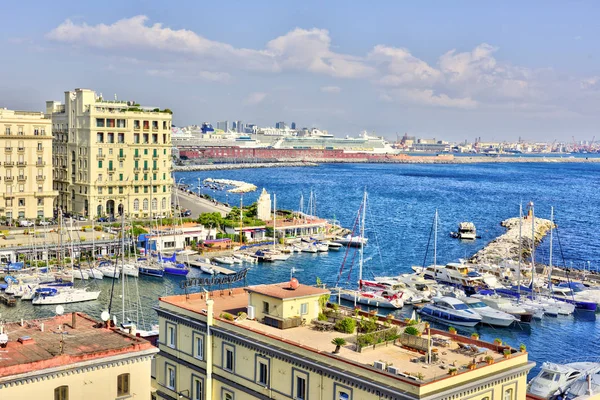 Napoli Nápoles y el monte Vesubio en el fondo en un día de otoño, Italia, Campania, Europa — Foto de Stock