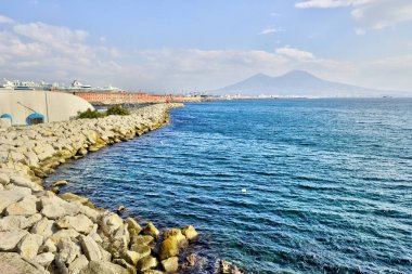 Napoli Napoli ve bir sonbahar gününde arka planda Vezüv yanardağı, İtalya, Campania, Avrupa