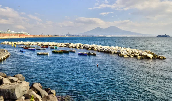 Napoli Napels en de Vesuvius op de achtergrond in een herfst dag, Italië, Campania, Europa — Stockfoto