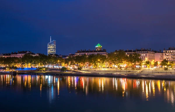 Nézd, a Rhône-folyó Lyon éjjel, Franciaország — Stock Fotó