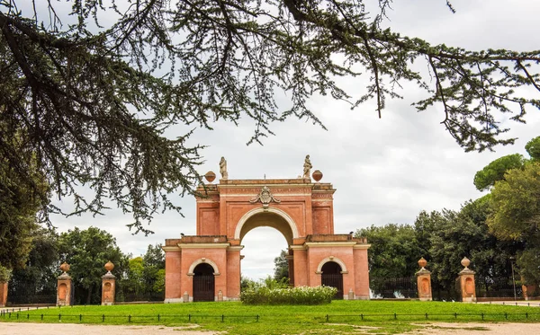 Caballo del Arco de los Cuatro Vientos, entrada al parque de Villa Doria Pamphili — Foto de Stock