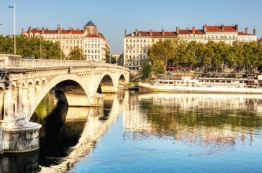 Nehir ve köprü bir şehirde Lyon, Fransa