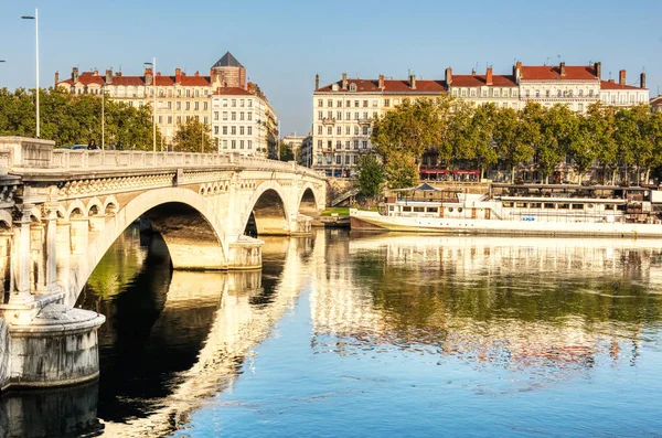 Rio e ponte em uma cidade em Lyon, França — Fotografia de Stock