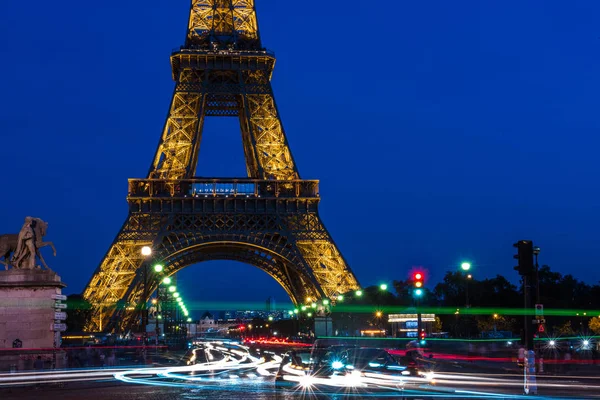 Torre Eiffel em Paris à noite com luzes acesas, Paris, França , — Fotografia de Stock