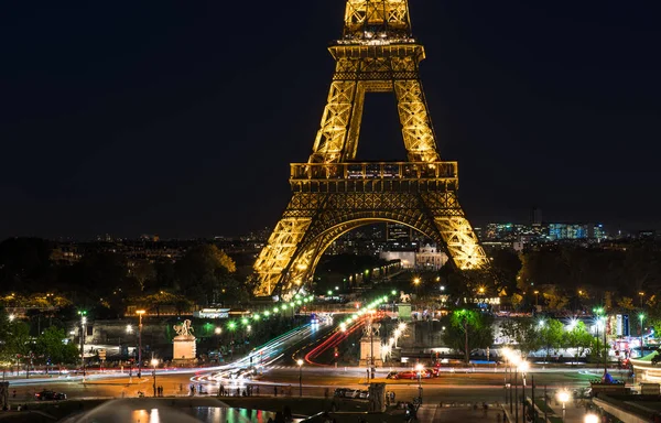 Eiffel toren in Parijs 's nachts met Lights on, Parijs, Frankrijk, — Stockfoto