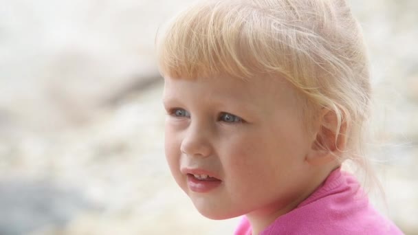 特写可爱的女婴与可爱的头发思考以上的相机 — 图库视频影像