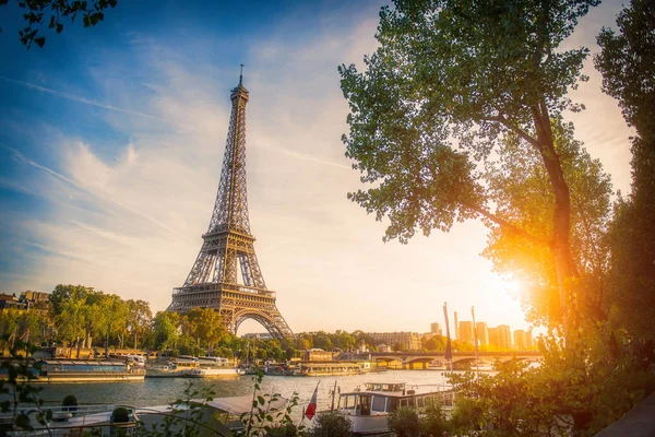 Zonsondergang op de Eiffel toren en de Seine in Parijs, Frankrijk. Architectuur en bezienswaardigheden van Parijs. Ansichtkaart van Parijs — Stockfoto